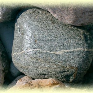 Grauer Granitfindling mit Maserung